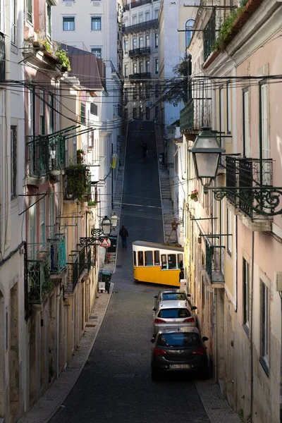 높이의 차이를 극복하기 위하여 엘레도르다 엘리베이터 탑니다 포르투갈 리스본의 거리와 — 스톡 사진