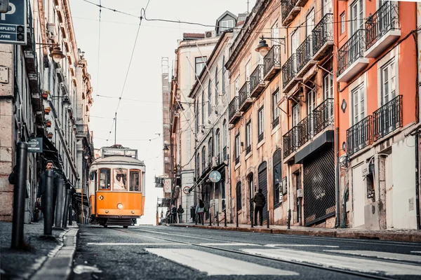 Elevador da Bica bir tramvay, ya da asansör, boy farkının üstesinden gelmek için. Lizbon, Portekiz 'deki eski cadde ve binalar