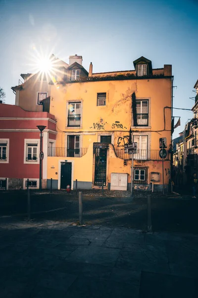 Gyönyörű Szűk Utcák Házak Üzletek Történelmi Óvárosban Alfama Mediterrán Térség — Stock Fotó