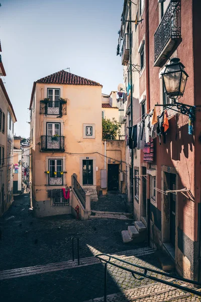 阿尔法玛古城美丽而狭窄的街道 房屋和商店 地中海 里斯本 葡萄牙 — 图库照片