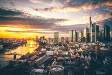 Akşam üstü Frankfurt silueti olan Main 'de, gün batımında. Şehrin ve çevresinin manzarası çok güzel. Uzamış gölgeler,