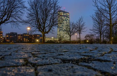 Frankfuert Almanya 'daki tek ufuk çizgisi. Büyük gökyüzü ve evlerde ışıklandırma ile günbatımı için arka plan fotoğrafçılığı. Yüksek binalar, şehir kayıtları ve finansmanı