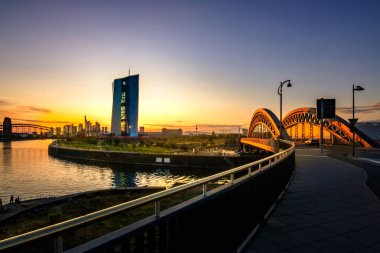 Frankfuert Almanya 'daki tek ufuk çizgisi. Büyük gökyüzü ve evlerde ışıklandırma ile günbatımı için arka plan fotoğrafçılığı. Yüksek binalar, şehir kayıtları ve finansmanı