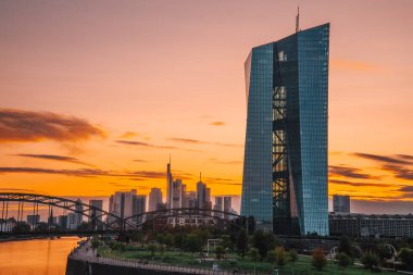 Frankfuert Almanya 'daki tek ufuk çizgisi. Büyük gökyüzü ve evlerde ışıklandırma ile günbatımı için arka plan fotoğrafçılığı. Yüksek binalar, şehir kayıtları ve finansmanı