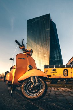 Frankfurt 'ta gün batımı. Skyline çelik köprünün altına sıkışmış. Nehrin kıyısında ve Frankfurt 'taki ECB' de.