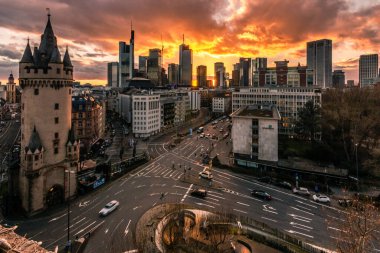 Frankfuert Almanya 'daki tek ufuk çizgisi. Büyük gökyüzü ve evlerde ışıklandırma ile günbatımı için arka plan fotoğrafçılığı. Yüksek binalar, şehir kayıtları ve finansmanı