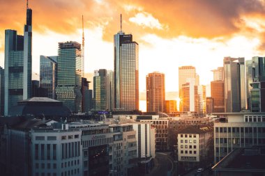 Frankfuert Almanya 'daki tek ufuk çizgisi. Büyük gökyüzü ve evlerde ışıklandırma ile günbatımı için arka plan fotoğrafçılığı. Yüksek binalar, şehir kayıtları ve finansmanı