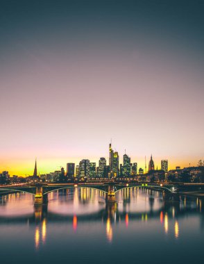 Gün batımında Frankfurt manzarası. Ufuk çizgisi manzaralı arka plan çekimi. Finans bölgesindeki banka ve sigorta şirketlerinin yüksek binaları