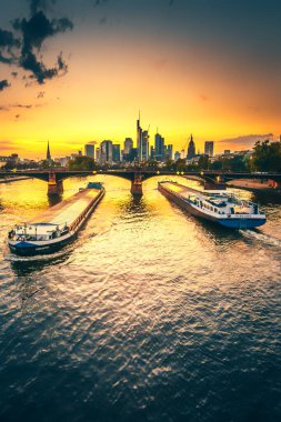 Gün batımında Frankfurt manzarası. Ufuk çizgisi manzaralı arka plan çekimi. Finans bölgesindeki banka ve sigorta şirketlerinin yüksek binaları