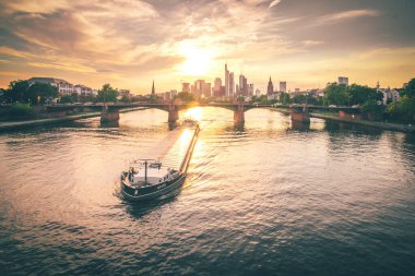 Gün batımında Frankfurt manzarası. Ufuk çizgisi manzaralı arka plan çekimi. Finans bölgesindeki banka ve sigorta şirketlerinin yüksek binaları
