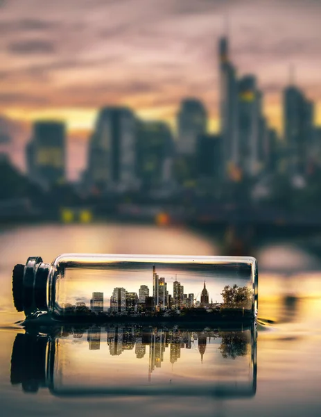Frankfurts Skyline Solnedgången Stora Färger Himlen Mot Ljuset Skyline Liten — Stockfoto