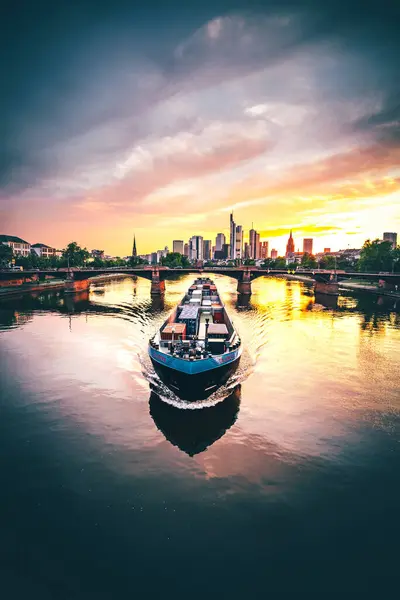 stock image View of Frankfurt at sunset. Backlit shot with a view of the skyline. High-rise buildings of banks and insurance companies in the financial district