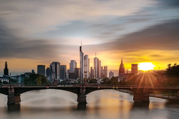 Uitzicht Frankfurt Bij Zonsondergang Verlichte Opname Met Uitzicht Skyline Hoge — Stockfoto