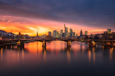 Bir izleme platformundan Skyline görüntüsü. Almanya 'da Frankfurt am Main' de akşamları gökyüzünün ortasında rüya gibi bir günbatımı görülür. Finans bölgesinin büyük şehir fotoğrafı.