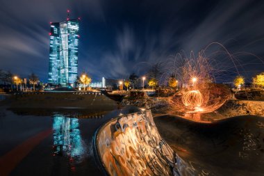 Frankfuert Almanya 'daki tek ufuk çizgisi. Büyük gökyüzü ve evlerde ışıklandırma ile günbatımı için arka plan fotoğrafçılığı. Yüksek binalar, şehir kayıtları ve finansmanı