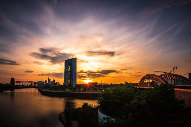 Bir izleme platformundan Skyline görüntüsü. Almanya 'da Frankfurt am Main' de akşamları gökyüzünün ortasında rüya gibi bir günbatımı görülür. Finans bölgesinin büyük şehir fotoğrafı.