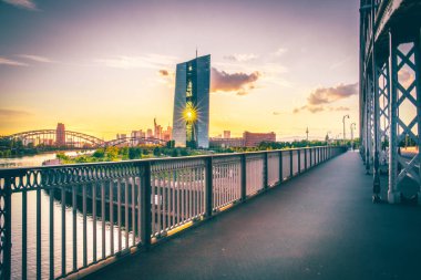 Bir izleme platformundan Skyline görüntüsü. Almanya 'da Frankfurt am Main' de akşamları gökyüzünün ortasında rüya gibi bir günbatımı görülür. Finans bölgesinin büyük şehir fotoğrafı.