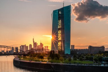 Bir izleme platformundan Skyline görüntüsü. Almanya 'da Frankfurt am Main' de akşamları gökyüzünün ortasında rüya gibi bir günbatımı görülür. Finans bölgesinin büyük şehir fotoğrafı.