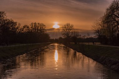 Güneşin doğuşunu gören bir kumtaşı kayası ve vadide sis var.