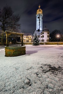 Frankfuert Almanya 'daki tek ufuk çizgisi. Büyük gökyüzü ve evlerde ışıklandırma ile günbatımı için arka plan fotoğrafçılığı. Yüksek binalar, şehir kayıtları ve finansmanı