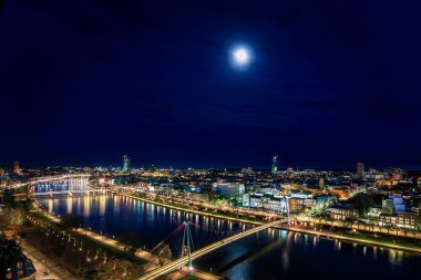 Sokakları ve ufuk çizgisi ile Frankfurt şehrinin manzarası. Güzel mimari ve bir sürü gökdelen..
