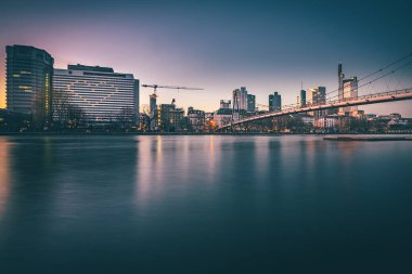 Akşamları Frankfurt silueti olan ana caddede, gün batımında. Şehrin ve çevresinin manzarası çok güzel. Uzamış gölgeler,