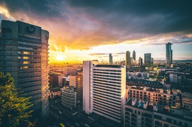 Akşamları Frankfurt silueti olan ana caddede, gün batımında. Şehrin ve çevresinin manzarası çok güzel. Uzamış gölgeler,