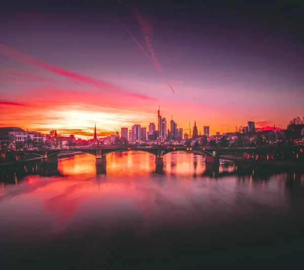 Bir izleme platformundan Skyline görüntüsü. Almanya 'da Frankfurt am Main' de akşamları gökyüzünün ortasında rüya gibi bir günbatımı görülür. Finans bölgesinin büyük şehir fotoğrafı.