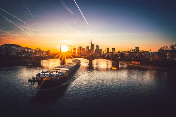 Bir izleme platformundan Skyline görüntüsü. Almanya 'da Frankfurt am Main' de akşamları gökyüzünün ortasında rüya gibi bir günbatımı görülür. Finans bölgesinin büyük şehir fotoğrafı.