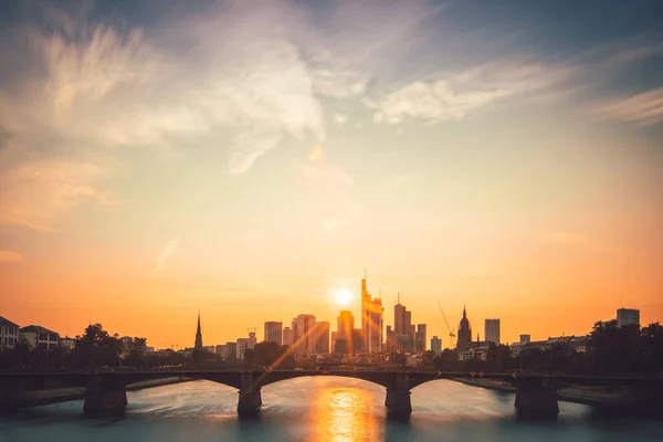 Bir izleme platformundan Skyline görüntüsü. Almanya 'da Frankfurt am Main' de akşamları gökyüzünün ortasında rüya gibi bir günbatımı görülür. Finans bölgesinin büyük şehir fotoğrafı.
