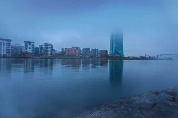 Bir izleme platformundan Skyline görüntüsü. Almanya 'da Frankfurt am Main' de akşamları gökyüzünün ortasında rüya gibi bir günbatımı görülür. Finans bölgesinin büyük şehir fotoğrafı.