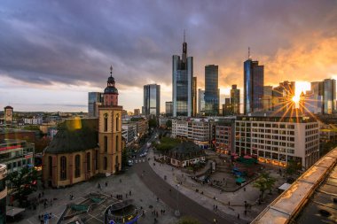 Akşamları Frankfurt silueti olan ana caddede, gün batımında. Şehrin ve çevresinin manzarası çok güzel. Uzamış gölgeler,