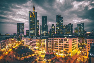 Sokakları ve ufuk çizgisi ile Frankfurt şehrinin manzarası. Güzel mimari ve bir sürü gökdelen..