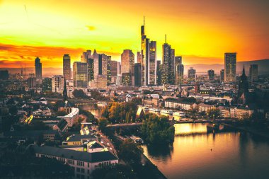 Akşam üstü Frankfurt silueti olan Main 'de, gün batımında. Şehrin ve çevresinin manzarası çok güzel. Uzamış gölgeler,