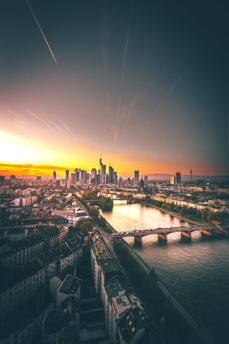 Bir izleme platformundan Skyline görüntüsü. Almanya 'da Frankfurt am Main' de akşamları gökyüzünün ortasında rüya gibi bir günbatımı görülür. Finans bölgesinin büyük şehir fotoğrafı.
