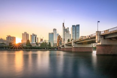 Bir izleme platformundan Skyline görüntüsü. Almanya 'da Frankfurt am Main' de akşamları gökyüzünün ortasında rüya gibi bir günbatımı görülür. Finans bölgesinin büyük şehir fotoğrafı.