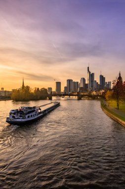 Frankfurt 'lu adaylar. Almanya 'nın Frankfurt şehrinin manzarası harika. Akşamları ışık ve günbatımında. Her renkten güzel bir gökyüzü. Hauptwache, rmer, main