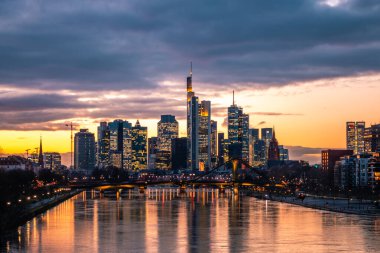 Frankfurt 'lu adaylar. Almanya 'nın Frankfurt şehrinin manzarası harika. Akşamları ışık ve günbatımında. Her renkten güzel bir gökyüzü. Hauptwache, rmer, main