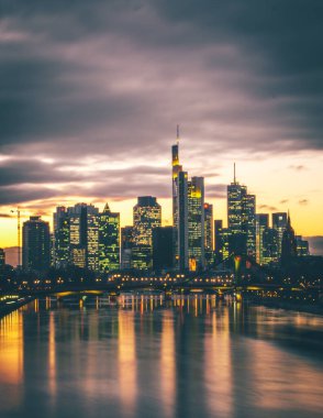Frankfurt 'lu adaylar. Almanya 'nın Frankfurt şehrinin manzarası harika. Akşamları ışık ve günbatımında. Her renkten güzel bir gökyüzü. Hauptwache, rmer, main