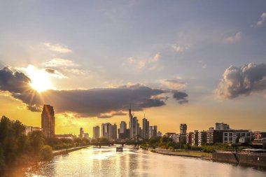 Frankfurt 'lu adaylar. Almanya 'nın Frankfurt şehrinin manzarası harika. Akşamları ışık ve günbatımında. Her renkten güzel bir gökyüzü. Hauptwache, rmer, main