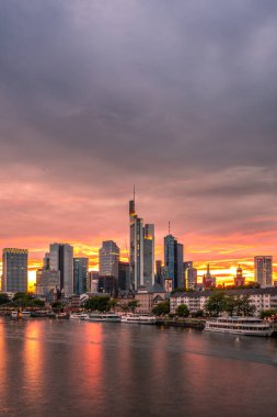 Frankfurt 'lu adaylar. Almanya 'nın Frankfurt şehrinin manzarası harika. Akşamları ışık ve günbatımında. Her renkten güzel bir gökyüzü. Hauptwache, rmer, main