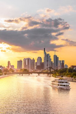 Frankfurt 'lu adaylar. Almanya 'nın Frankfurt şehrinin manzarası harika. Akşamları ışık ve günbatımında. Her renkten güzel bir gökyüzü. Hauptwache, rmer, main