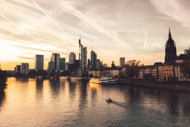 Frankfurt 'lu adaylar. Almanya 'nın Frankfurt şehrinin manzarası harika. Akşamları ışık ve günbatımında. Her renkten güzel bir gökyüzü. Hauptwache, rmer, main
