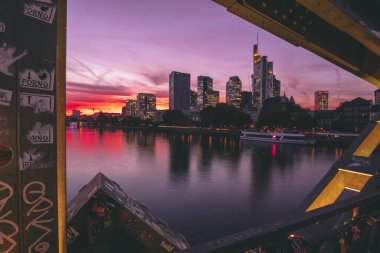 Bir izleme platformundan Skyline görüntüsü. Almanya 'da Frankfurt am Main' de akşamları gökyüzünün ortasında rüya gibi bir günbatımı görülür. Finans bölgesinin büyük şehir fotoğrafı.