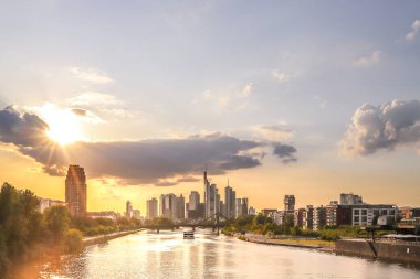 Frankfurt 'lu adaylar. Almanya 'nın Frankfurt şehrinin manzarası harika. Akşamları ışık ve günbatımında. Her renkten güzel bir gökyüzü. Hauptwache, rmer, main