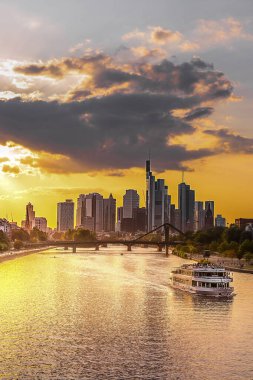 Frankfurt 'lu adaylar. Almanya 'nın Frankfurt şehrinin manzarası harika. Akşamları ışık ve günbatımında. Her renkten güzel bir gökyüzü. Hauptwache, rmer, main