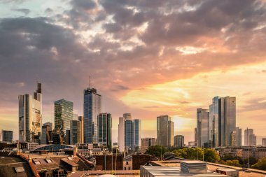 Frankfurt 'lu adaylar. Almanya 'nın Frankfurt şehrinin manzarası harika. Akşamları ışık ve günbatımında. Her renkten güzel bir gökyüzü. Hauptwache, rmer, main