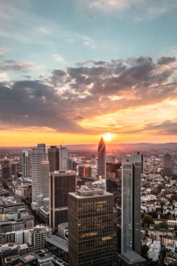 Frankfurt 'lu adaylar. Almanya 'nın Frankfurt şehrinin manzarası harika. Akşamları ışık ve günbatımında. Her renkten güzel bir gökyüzü. Hauptwache, rmer, main