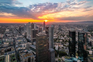 Frankfurt 'lu adaylar. Almanya 'nın Frankfurt şehrinin manzarası harika. Akşamları ışık ve günbatımında. Her renkten güzel bir gökyüzü. Hauptwache, rmer, main