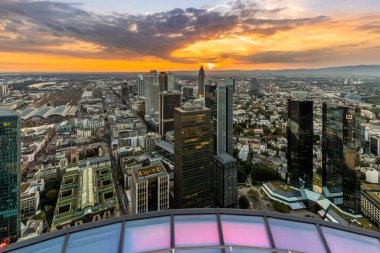 Frankfurt 'lu adaylar. Almanya 'nın Frankfurt şehrinin manzarası harika. Akşamları ışık ve günbatımında. Her renkten güzel bir gökyüzü. Hauptwache, rmer, main
